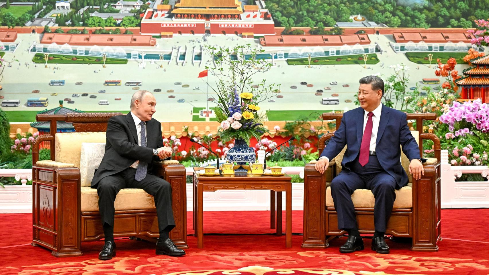 El presidente ruso Vladimir Putin y el presidente chino Xi Jinping toman el té tras su reunión en el Gran Salón del Pueblo en Pekín, China, el 20 de mayo de 2026. 