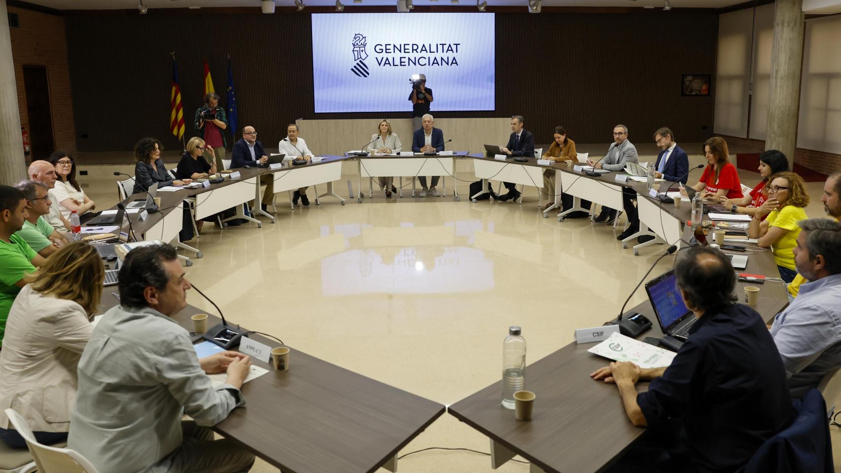 Imagen de la reunión entre Generalitat y sindicatos. EFE/Ana Escobar