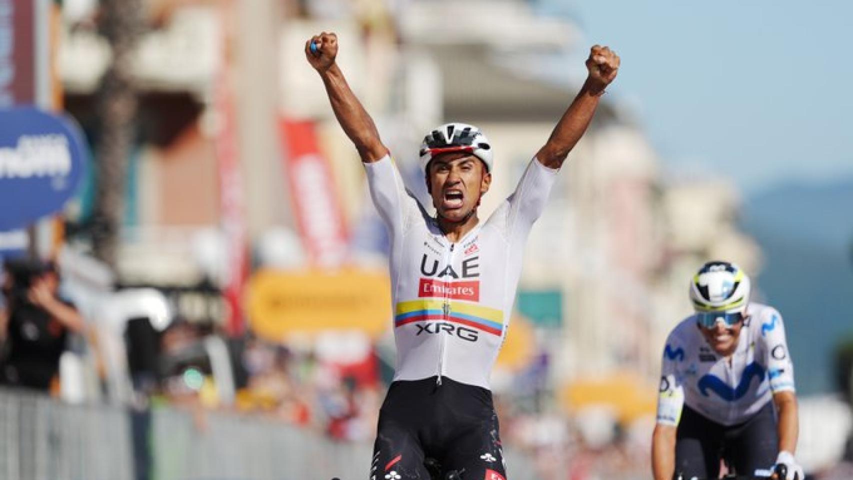 Jhonatan Narváez celebra su victoria sobre Enric Mas en el Giro de Italia.