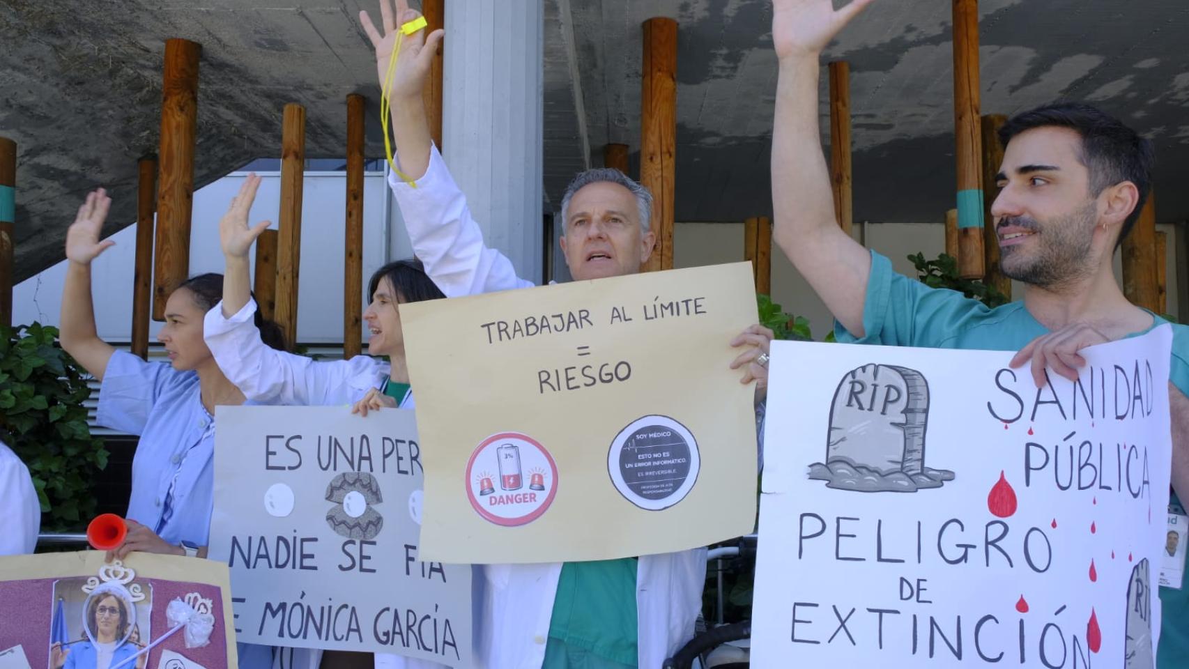 Concentración de médicos ante el Hospital Miguel Servet
