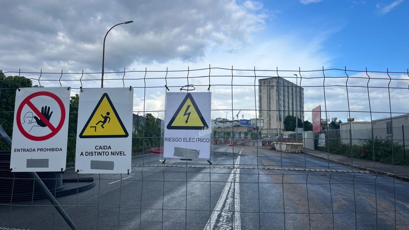 Acceso cortado a la calle Francisco Pérez Carballo 