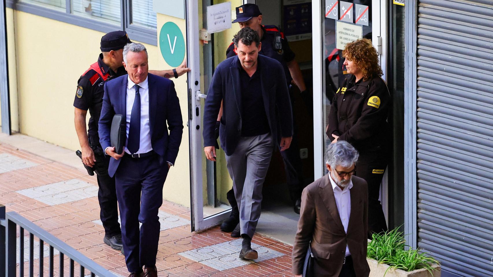 Jonathan Andic es escoltado por su abogado principal, Cristóbal Martell (d), y por otro letrado de su equipo jurídico, Sebastián de Juan Fontanet (i).