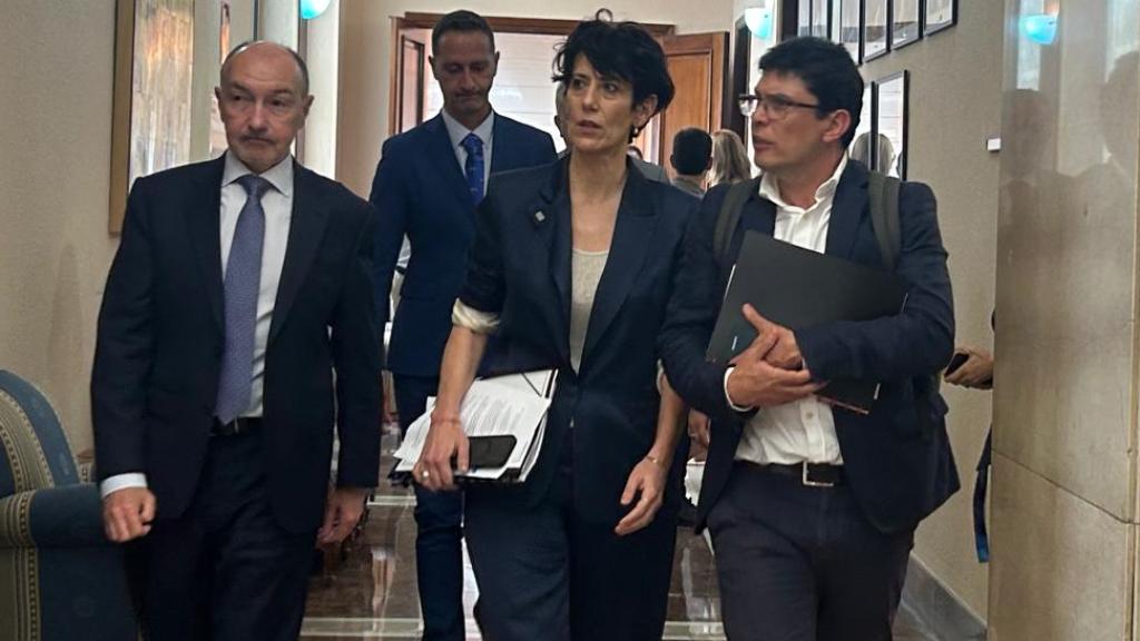 La ministra Elma Sainz junto a Fernando Beltrán, delegado del Gobierno en Aragón.