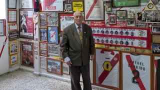 Rafael Garrido posando en su museo del Rayo Vallecano