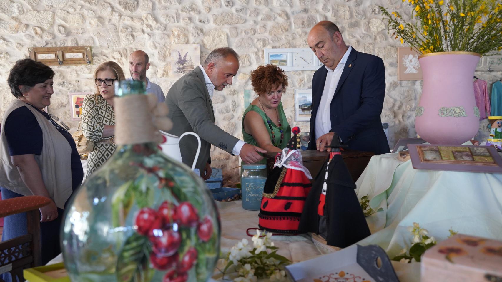 El presidente de la Diputación de Segovia, Miguel Ángel de Vicente, durante su visita a una de las exposiciones de las Aulas de Manualidades, en el municipio segoviano de Carrascal del Río, este miércoles
