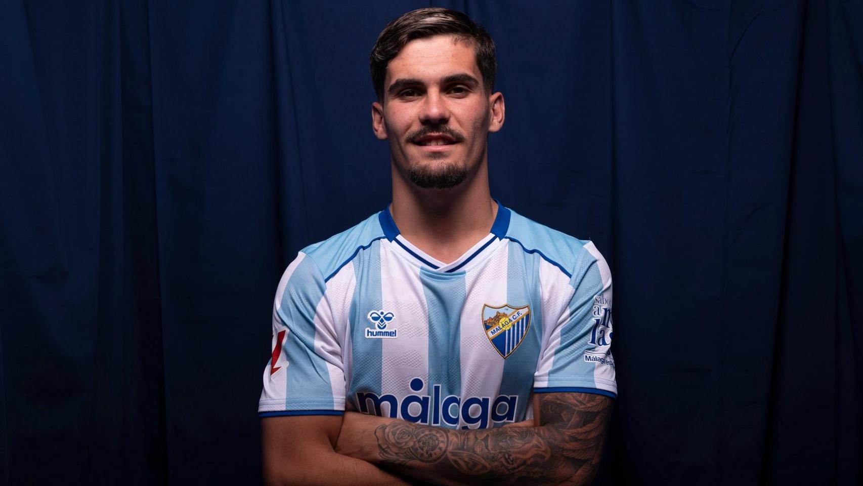'Chupe' posa tras la renovación con el Málaga.