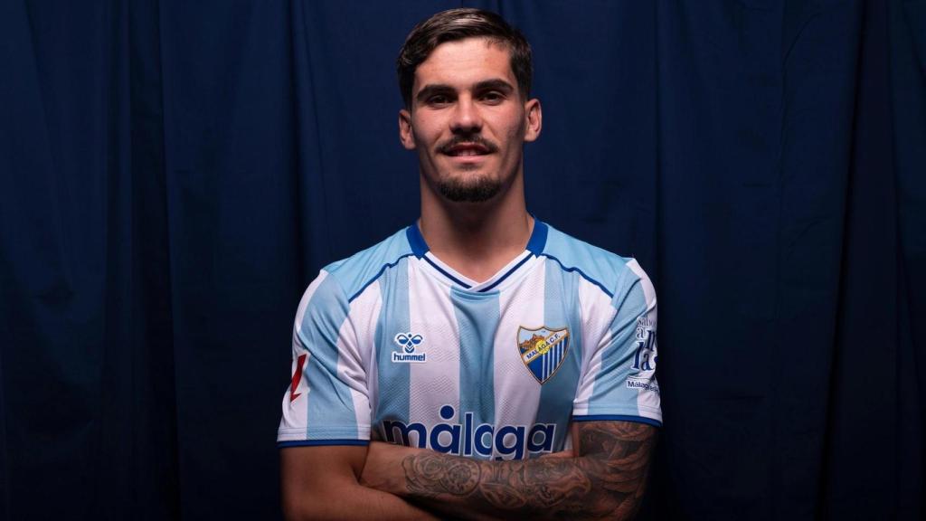'Chupe' posa tras la renovación con el Málaga.
