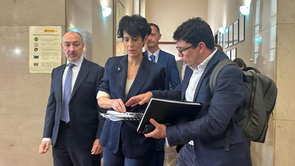 La ministra Elma Sainz junto a Fernando Beltrán, delegado del Gobierno en Aragón, en su visita a Zaragoza.