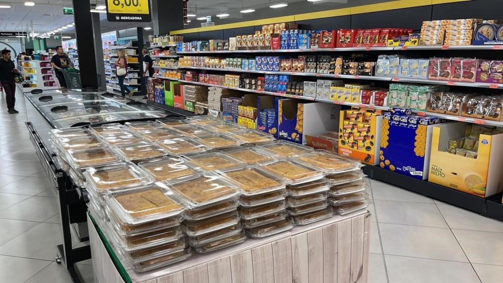 Un mostrador de uno de los supermercados de Alicante con la coca amb tonyina que elaboran en Agost.