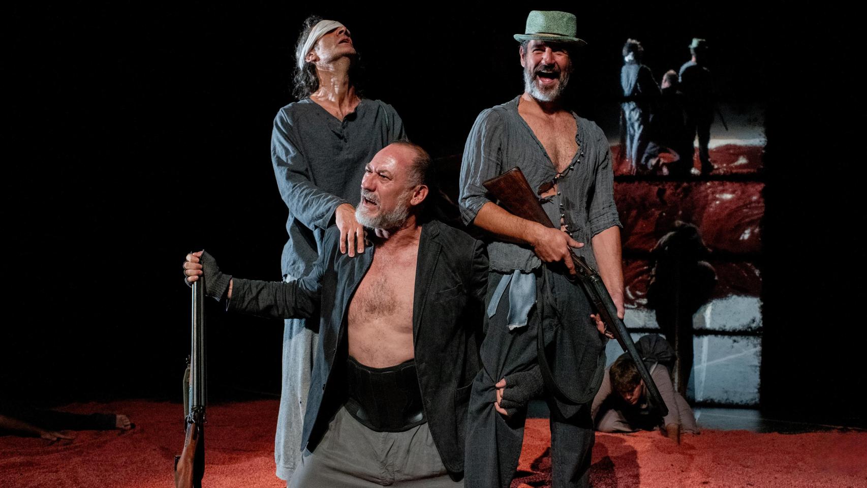 Antonio Sansano, Daniel Albaladejo y Antonio Hortelano en un momento de 'La barraca'. Foto: Javier Naval