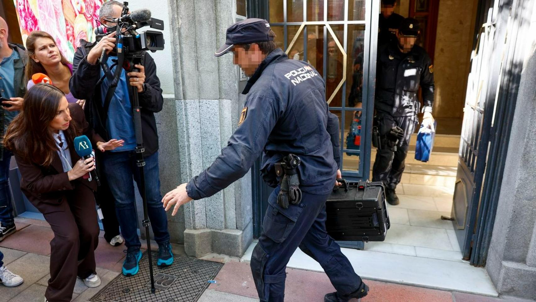 Agentes de policía en la oficina de Zapatero, en la calle Ferraz, en Madrid.