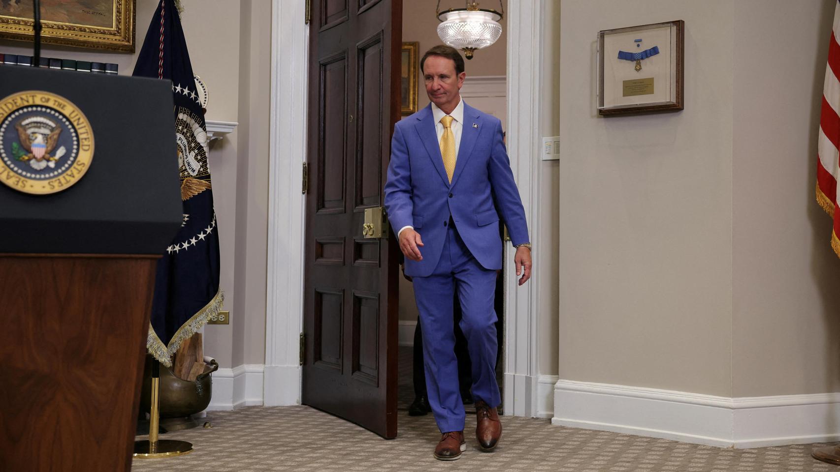 El gobernador de Luisiana, Jeff Landry, camina en la Sala Roosevelt de la Casa Blanca.