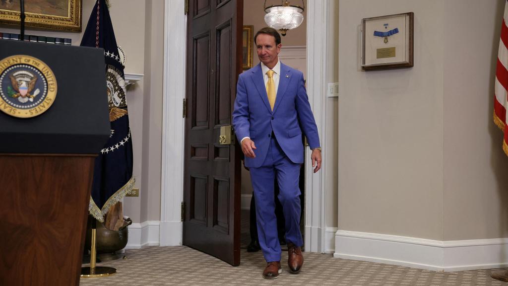El gobernador de Luisiana, Jeff Landry, camina en la Sala Roosevelt de la Casa Blanca.
