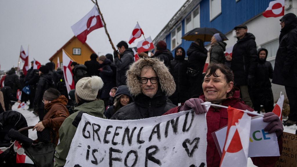 Personas participan en una protesta contra la exigencia de Donald Trump de que la isla ártica sea cedida a EEUU, frente al consulado estadounidense en Nuuk.