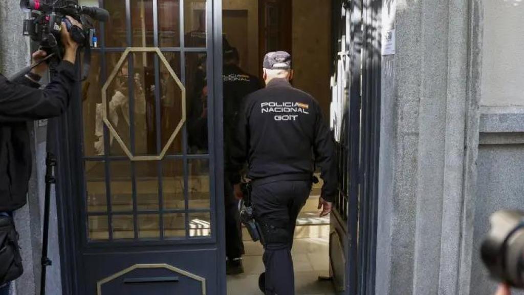 Agentes de la Policía Nacional acceden al edificio donde se encuentra la oficina del expresidente del Gobierno José Luis Rodríguez Zapatero durante un registro este martes en Madrid.
