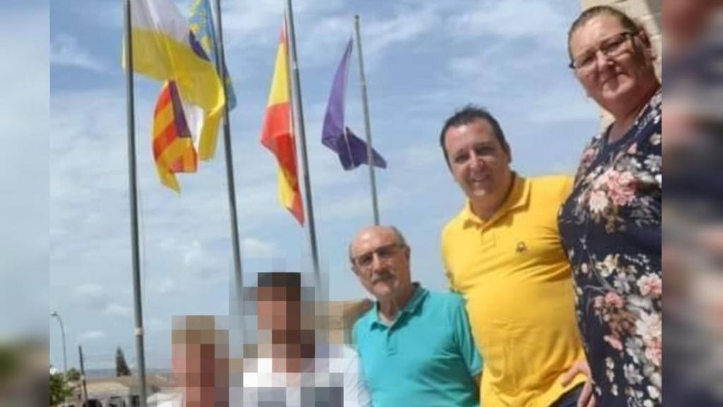 El alcalde de Rojales, Antonio Pérez, el arrestado, Matthew Joseph Smith (en el centro y de amarillo) y la concejala Lourdes López.