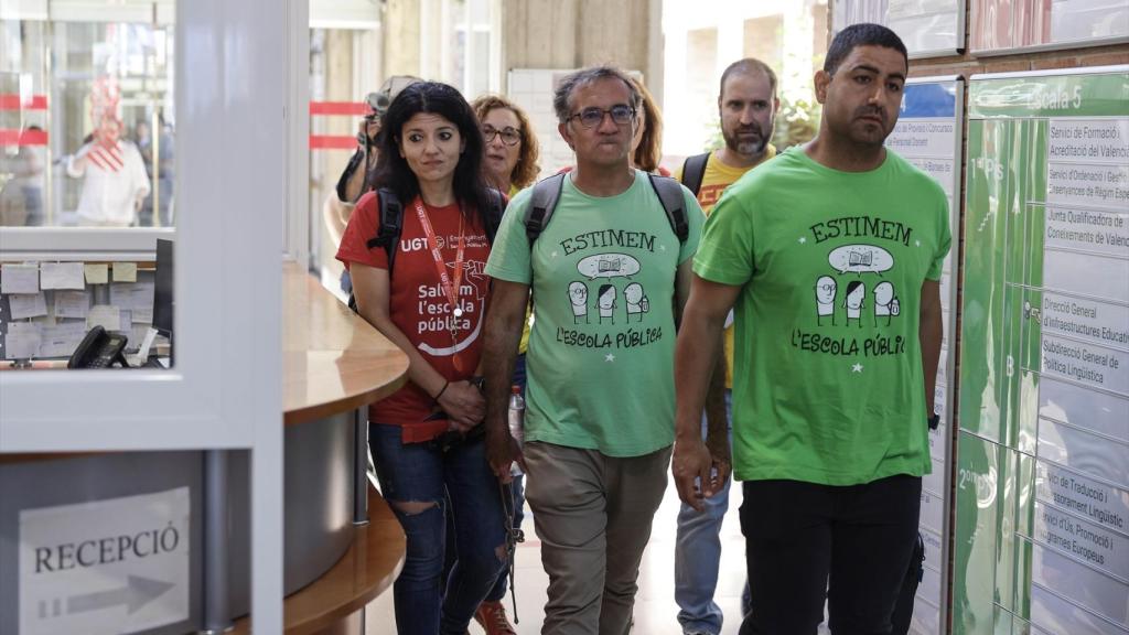 Los portavoces sindicales abandonan la reunión de este miércoles. Rober Solsona / EP