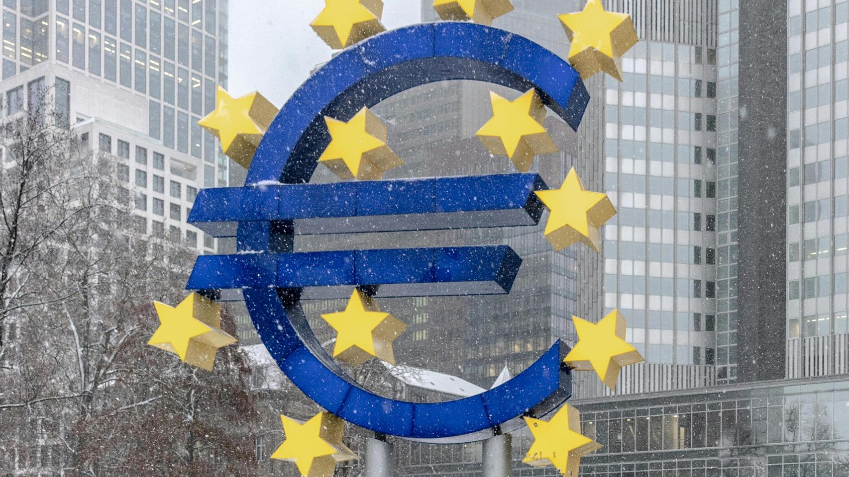 Estatua del euro en la sede del BCE en Fráncfort.