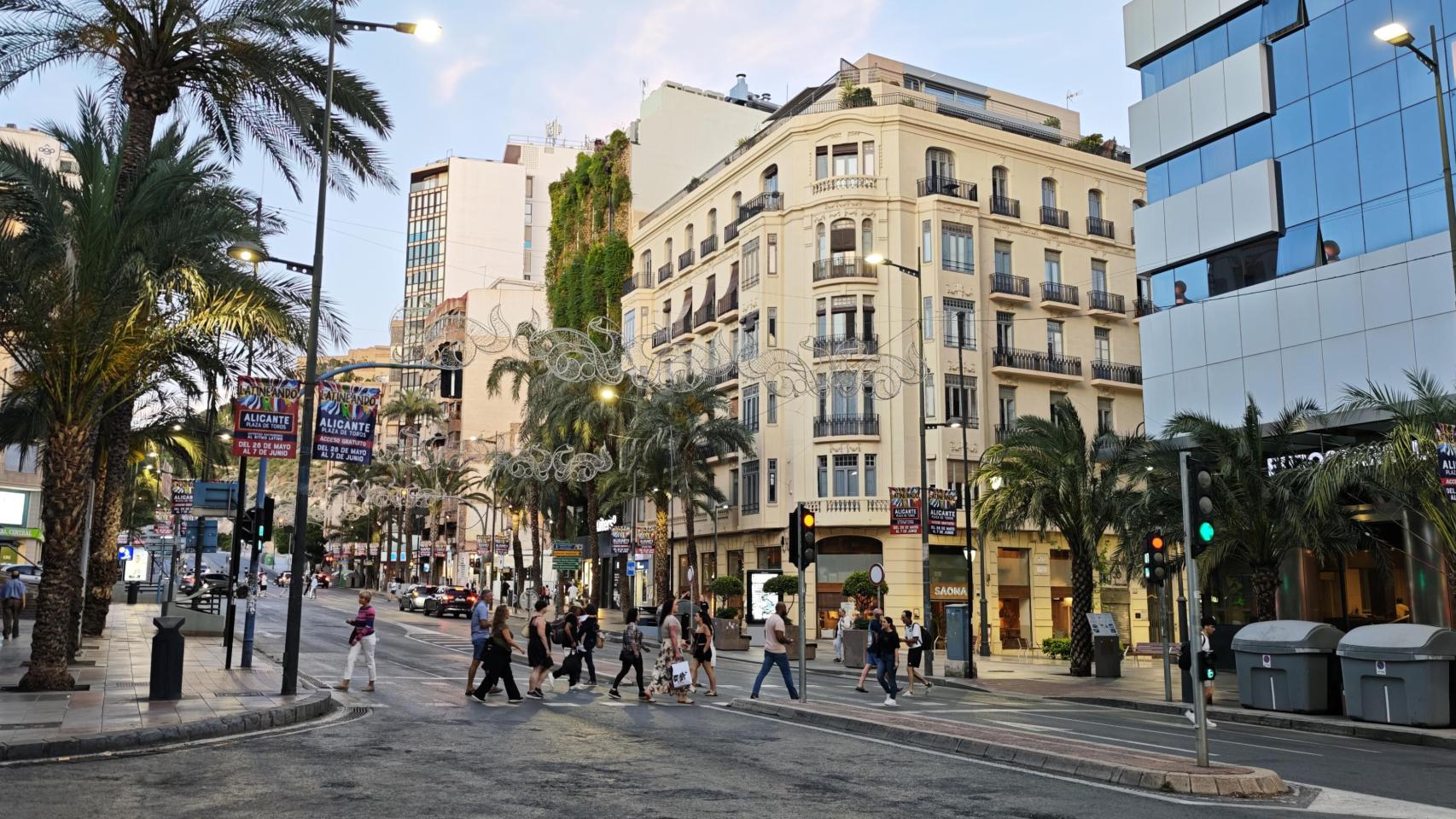 Fiet recuerda que la trata está más cerca de lo que pensamos, una avenida del centro de Alicante.