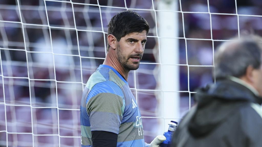 Courtois, calentando con el Real Madrid
