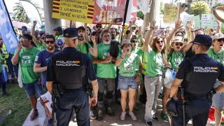 Protesta de docentes este martes en la Conselleria de Educación. Rober Solsona / EP