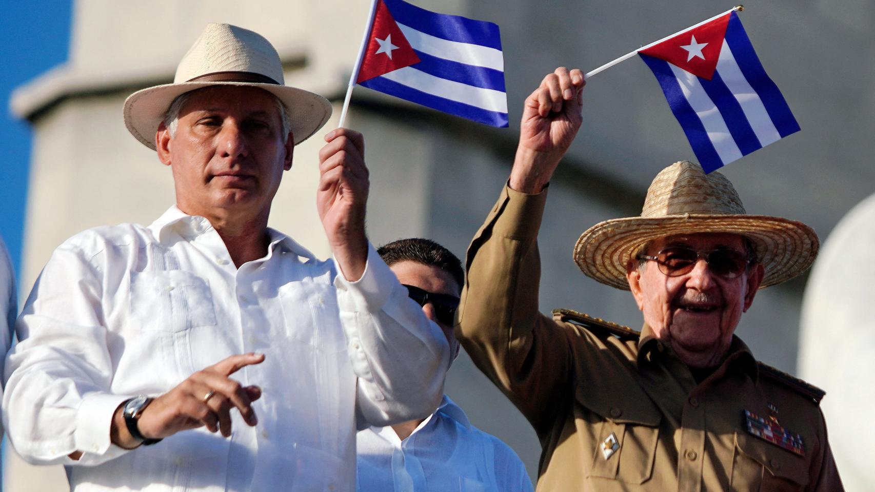 El primer secretario del Partido Comunista de Cuba y expresidente Raúl Castro y el presidente de Cuba, Miguel Díaz-Canel, observan el desfile del Primero de Mayo en La Habana.