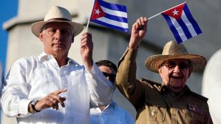 El primer secretario del Partido Comunista de Cuba y expresidente Raúl Castro y el presidente de Cuba, Miguel Díaz-Canel, observan el desfile del Primero de Mayo en La Habana.