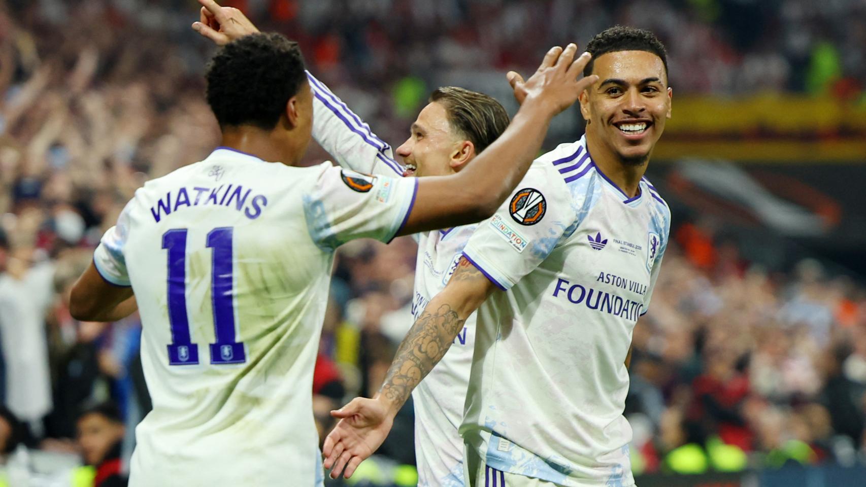 Los jugadores del Aston Villa celebran uno de los goles en la final de la Europa League.