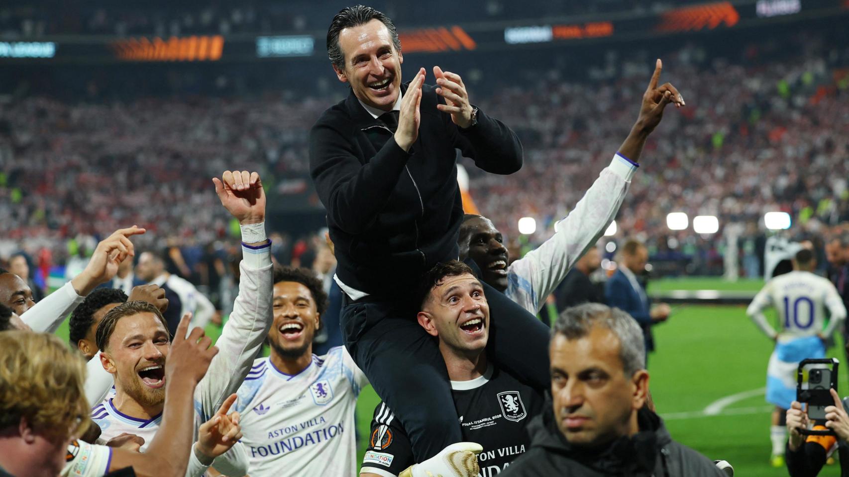 Unai Emery, a hombros tras conseguir la Europa League con el Aston Villa.