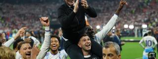 Unai Emery, a hombros tras conseguir la Europa League con el Aston Villa.