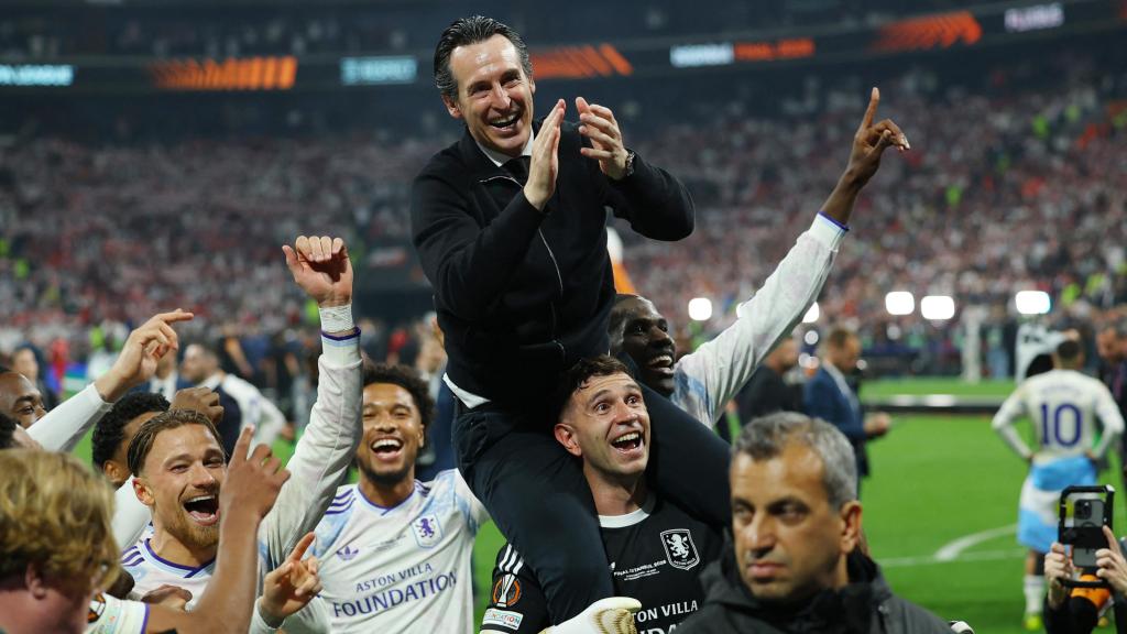 Unai Emery, a hombros tras ganar la Europa League con el Aston Villa.