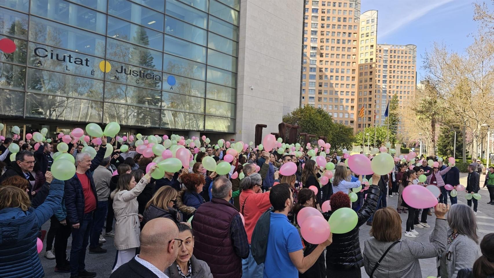Funcionarios de Justicia protestan con una 'globotà' a las puertas de la Ciudad de la Justicia de Valencia. EE