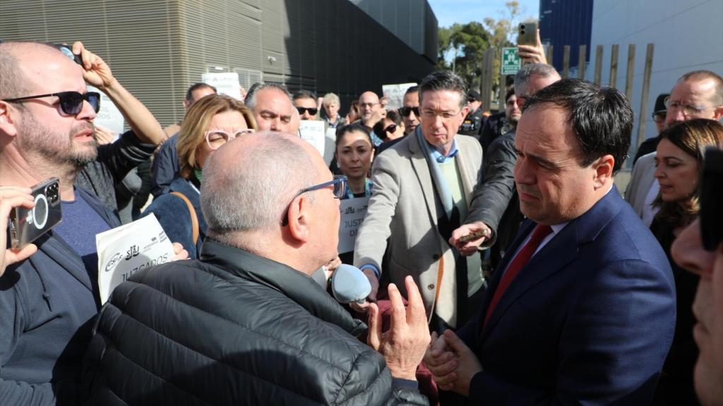 Llorca habla con un funcionario de Justicia afectado por la falta de actualización de las tablas salariales. EE
