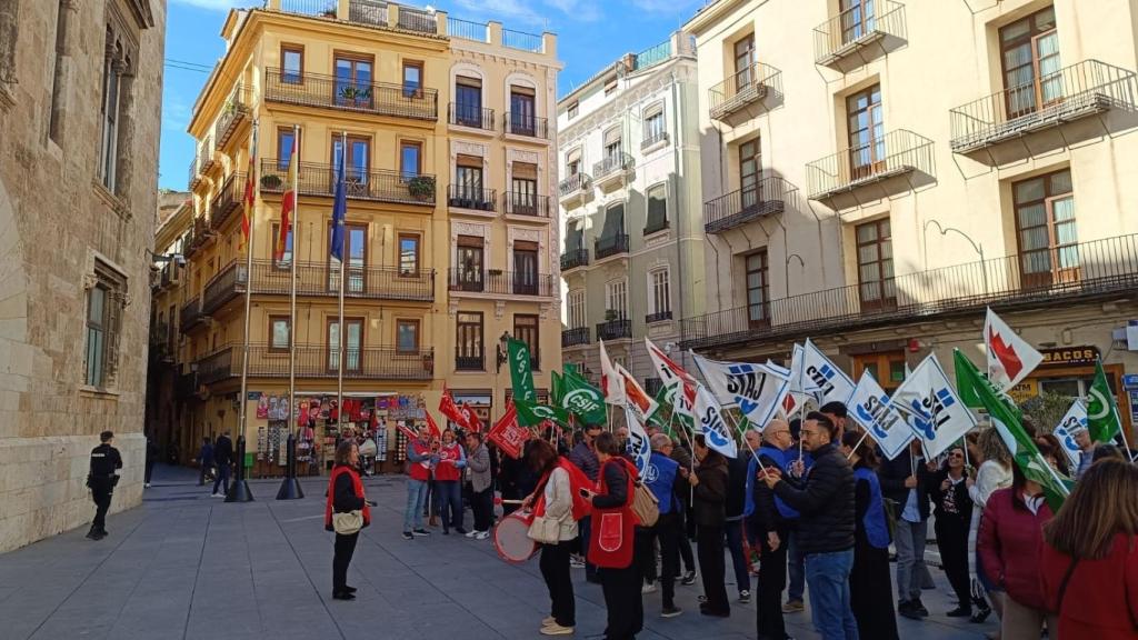 Protesta en la puerta del Palau de la Generalitat de funcionarios de Justicia. EE
