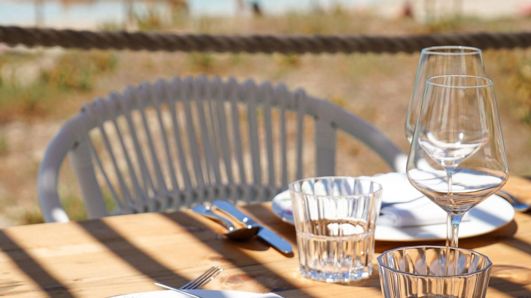 Una mesa con vistas al mar en Hannah Formentera. 