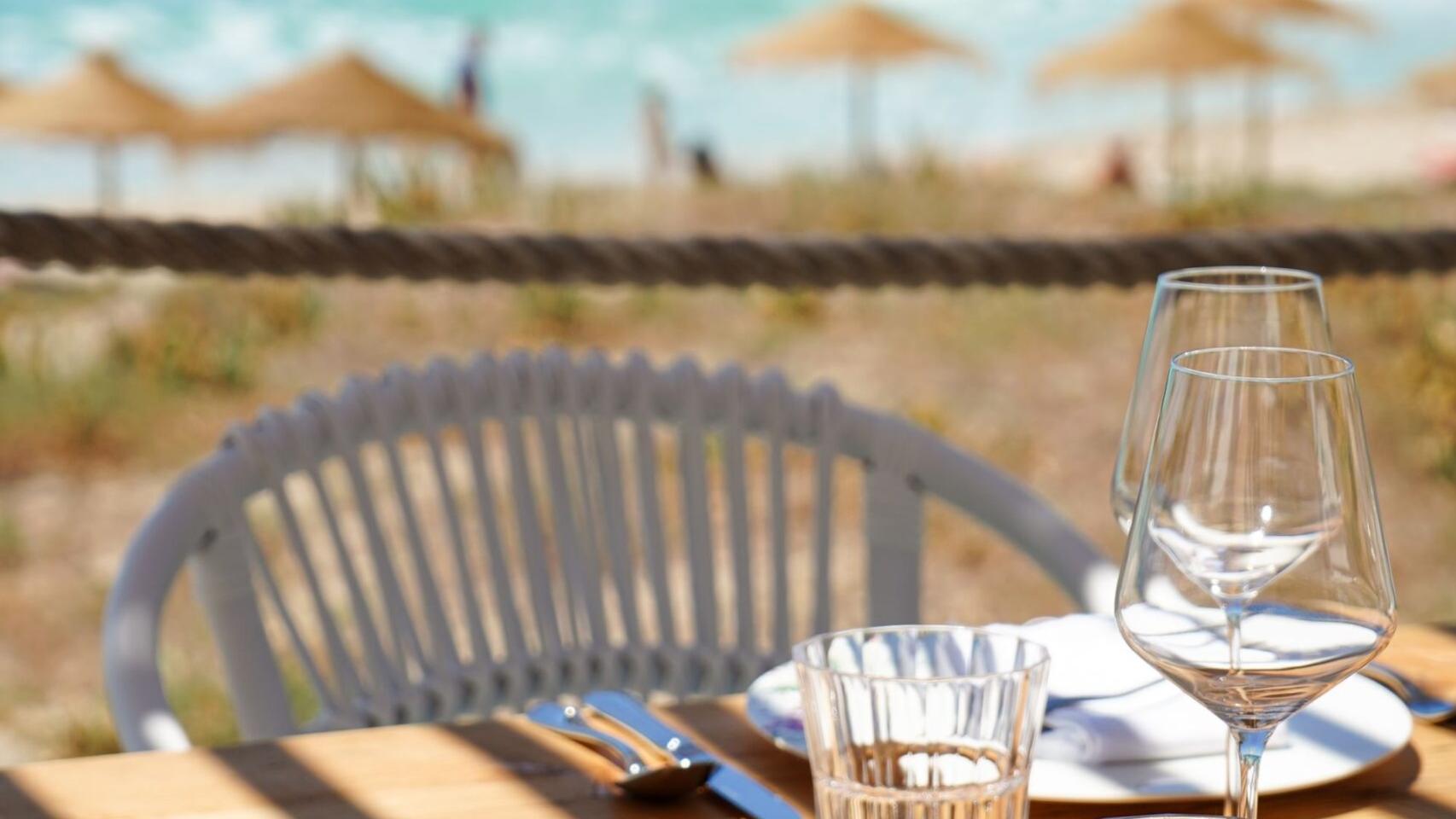 Una mesa con vistas al mar en Hannah Formentera. 