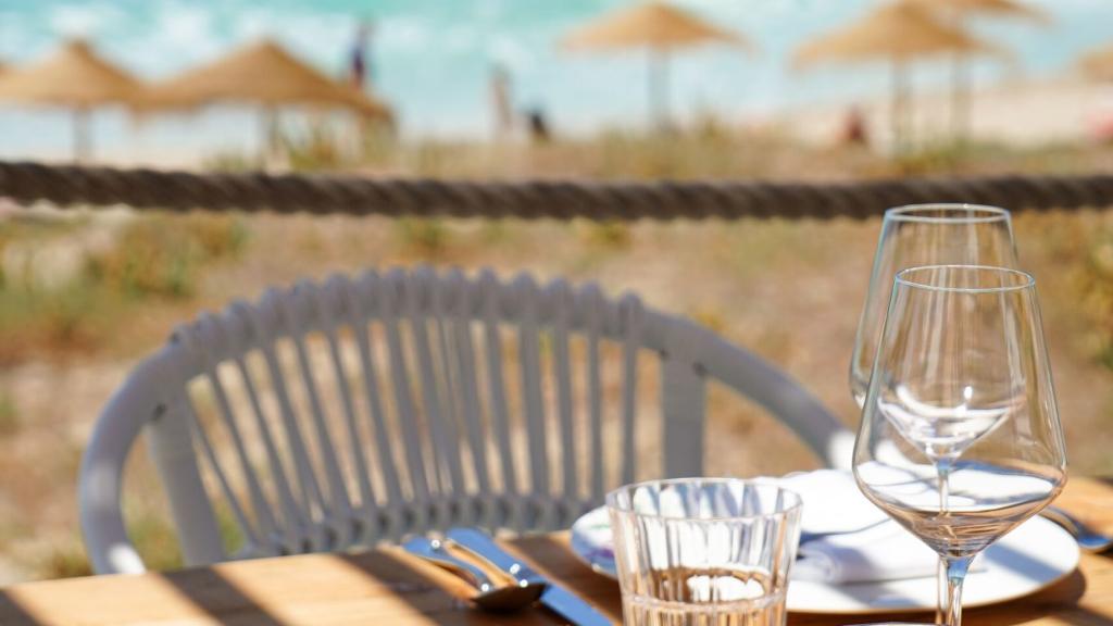 Una mesa con vistas al mar en Hannah Formentera. 