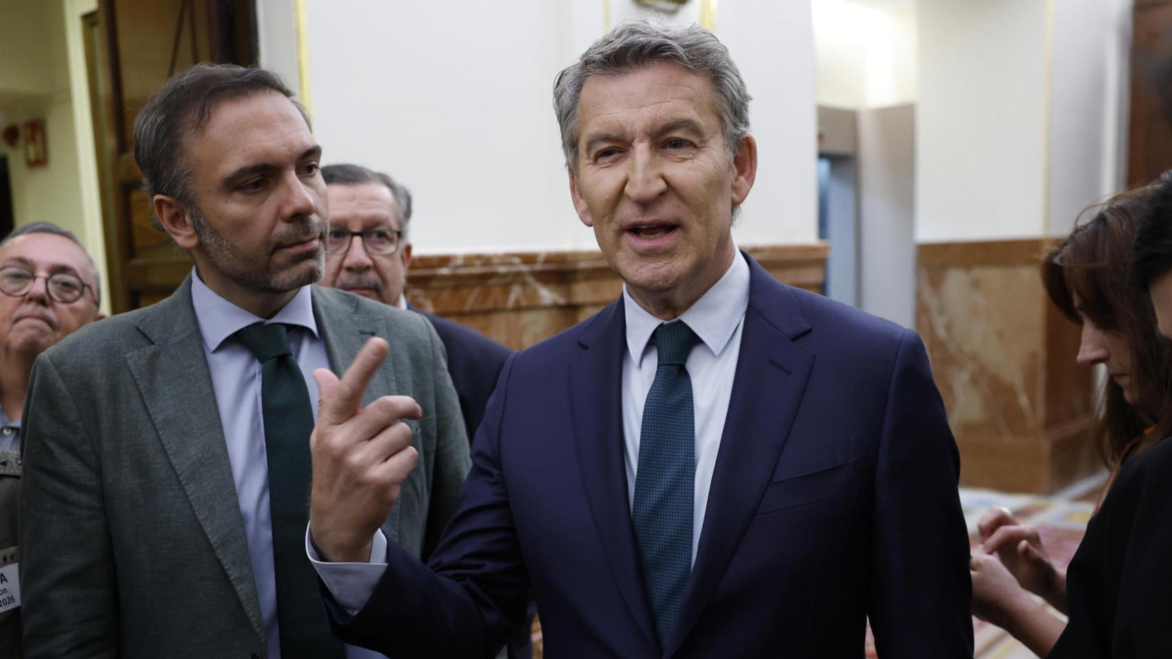 AlbertoNúñez Feijóo, presidente del PP, charla con los periodistas, este miércoles en los pasillos del Congreso.