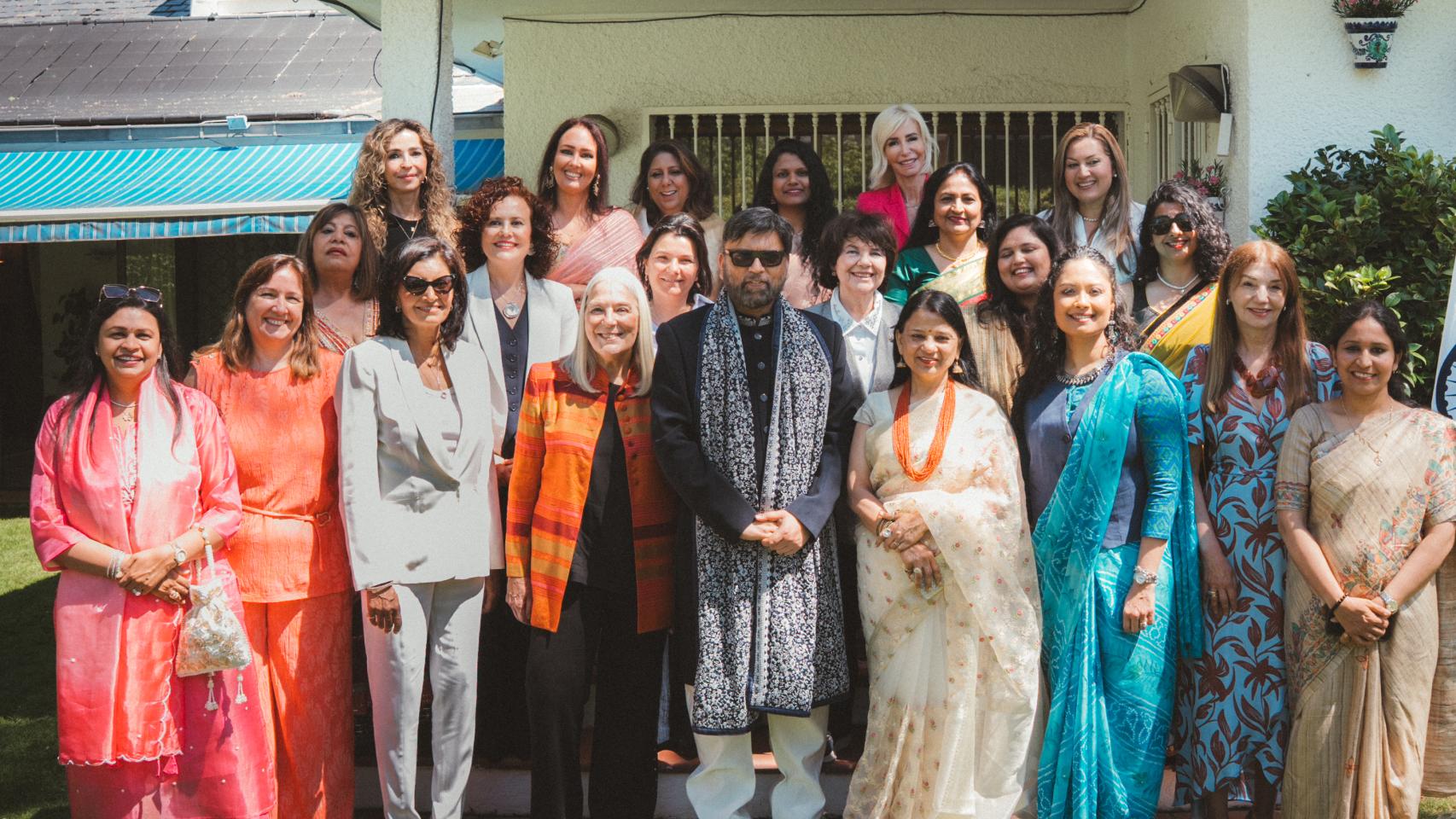 Foto de familia en la residencia del embajador de India en España.