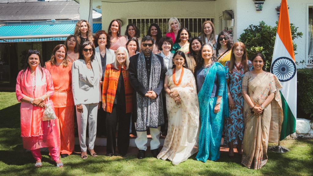 Foto de familia en la residencia del embajador de India en España.