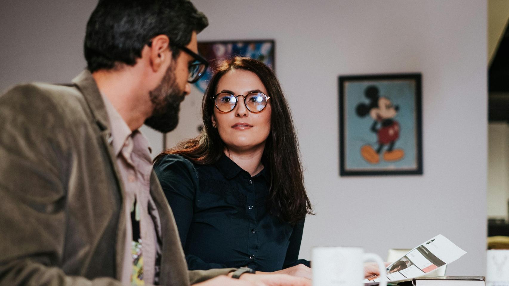 En la imagen, una pareja conversando.