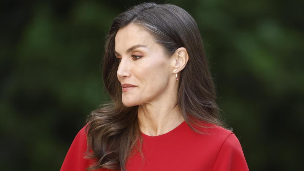 La Reina ha rescatado sus pendientes de Gold&Roses de diamantes y rubíes.