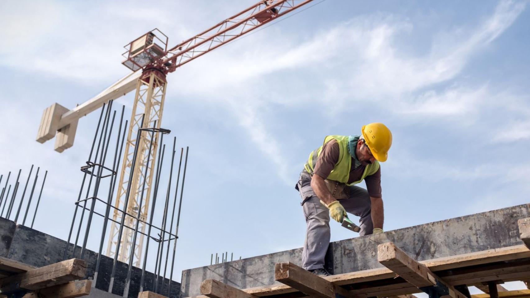 Un albañil trabajando al aire libre en una obra. 