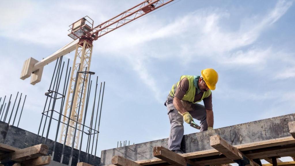 Un albañil trabajando al aire libre en una obra. 