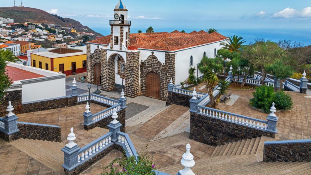 Vista frontal de la Iglesia de Nuestra Señora de la Concepción en Valverde (El Hierro, Islas Canarias)