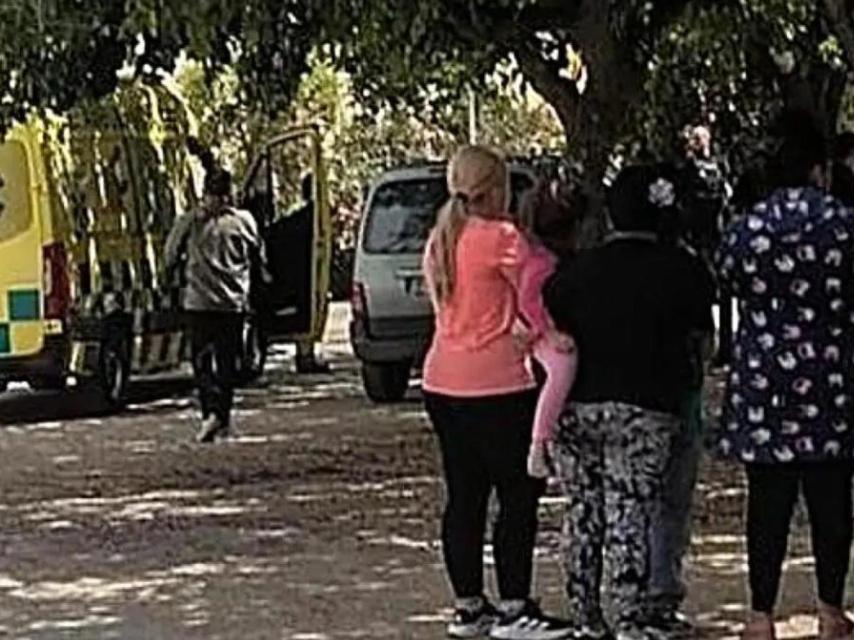 Una ambulancia en la zona donde fue asesinado a tiros el cantaor flamenco Matías de Paula en Villanueva de la Serena.