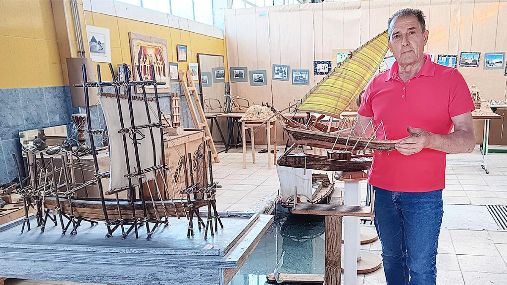 Adolfo del Caño con alguno de sus trabajos. 
