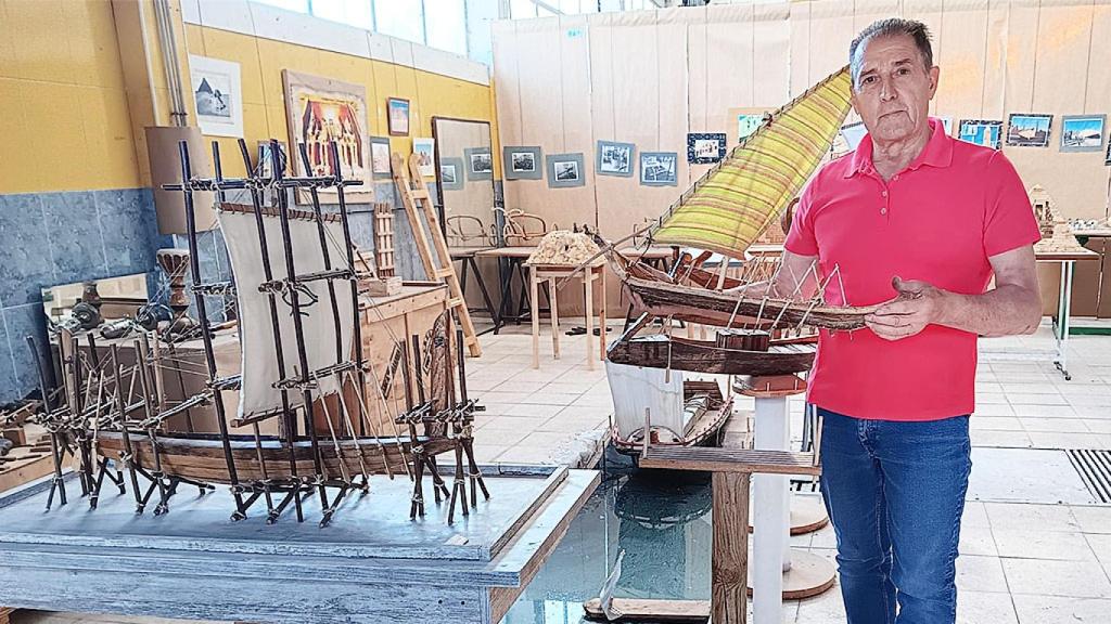 Adolfo del Caño con alguno de sus trabajos. 