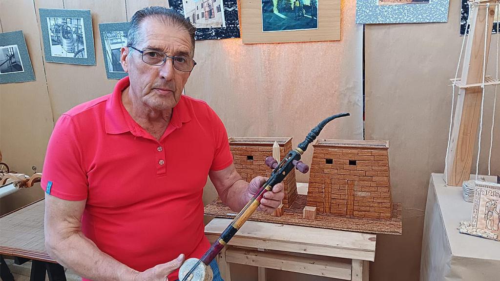 Adolfo del Caño trabajando con sus piezas dedicadas a Egipto.