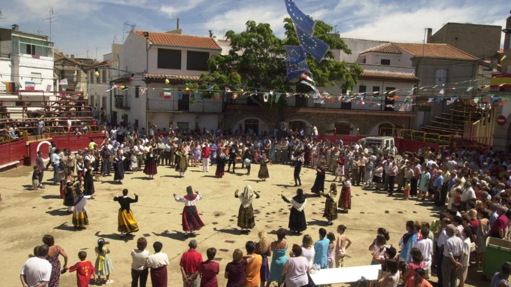Imagen de la Plaza Mayor de Villarino de los Aires durante unos bailes charros en sus fiestas de San Roque.
